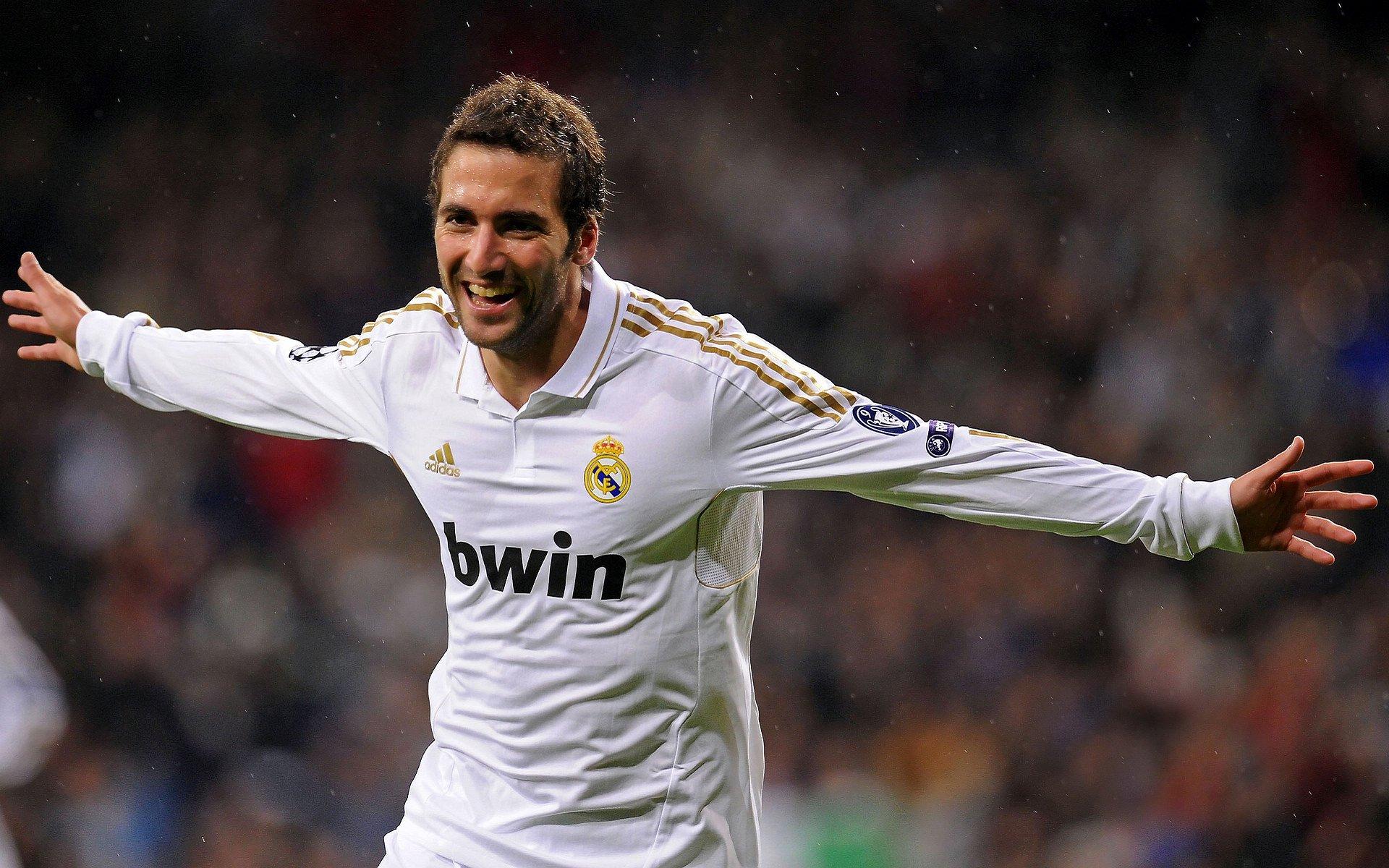 哈兰德谦逊表态，我与梅西C罗不在同一水平，无人能接近他们的传奇